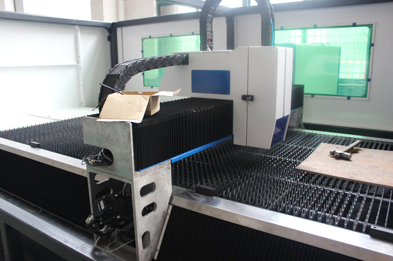 دستگاه برش لیزر فلزی IPG 700w تولید کننده چین